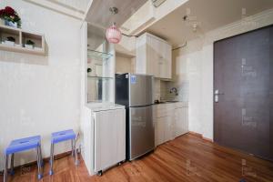Dapur atau dapur kecil di RedLiving Apartemen Sunter Park View - Emma Rooms
