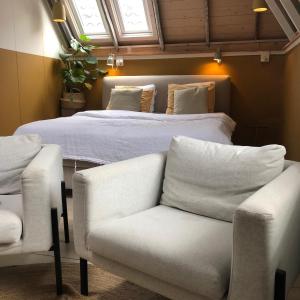 1 dormitorio con 1 cama, 1 sofá y 1 silla en Guesthouse in het Voorhuys en Doesburg