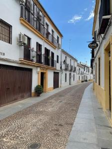 una calle vacía en una ciudad con edificios en Romero Suites 1, en Córdoba