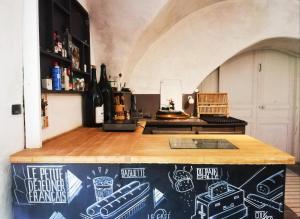 a kitchen with a bar with a counter top with aperature at Olivenhuset in Fons-sur-Lussan