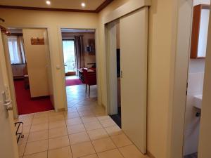 un corridoio con due porte e una stanza con tavolo di ciao-aschau Grenzhub FeWo 206 Puhlmann a Aschau