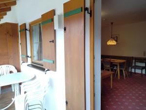 een kamer met een tafel en stoelen en een eetkamer bij ciao-aschau Grenzhub FeWo 208 Bär in Aschau