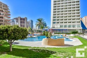 basen w mieście z wysokimi budynkami w obiekcie Apartamento Apolo XVI 67 - Grupo Turis w mieście Calpe