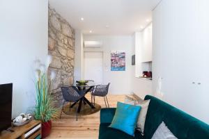 - un salon avec un canapé vert et une table dans l'établissement Swimming Pool Luxury House 1, à Porto