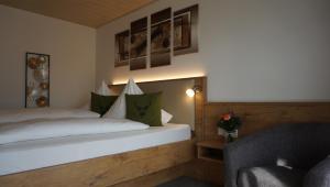 una camera con letto e divano di Gasthof Pension Fischerstüberl a Blaibach