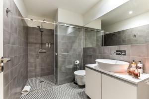 La salle de bains est pourvue d'un lavabo, d'une douche et de toilettes. dans l'établissement Wine Luxury House, à Porto