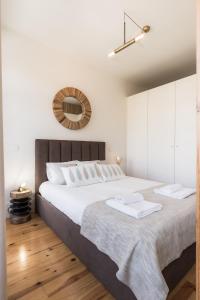 1 dormitorio con 1 cama grande y espejo en Wine Luxury House, en Oporto