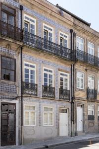 - un vieux bâtiment en briques avec des fenêtres et des balcons dans l'établissement Wine Luxury House, à Porto