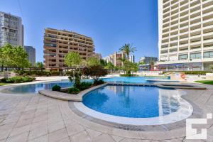 ein Schwimmbad in einer Stadt mit hohen Gebäuden in der Unterkunft Apartamento Apolo XVI 2 19 - Grupo Turis in Calpe + 20 Fotos
