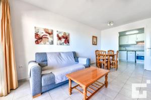 ein Wohnzimmer mit Sofa und Tisch in der Unterkunft Apartamento Apolo XVI 2 19 - Grupo Turis in Calpe