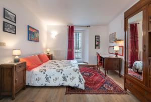 1 dormitorio con cama, mesa y escritorio en Il Nido del Canterino en Perugia