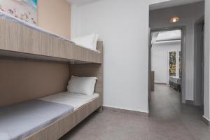 Кровать или кровати в номере NewStory Suites Possidi