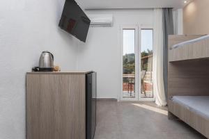 Кровать или кровати в номере NewStory Suites Possidi