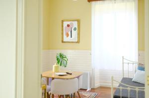 Várzea的住宿－Villa Várzea - Garden Suite，一间带桌子和白色椅子的用餐室