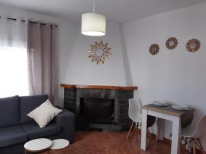 uma sala de estar com um sofá e uma lareira em El Fuerte em Benamaurel