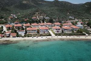 eine Luftansicht eines Resorts am Strand in der Unterkunft Golden Coast Panagias Apartment in Volos