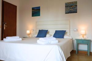 A bed or beds in a room at Apartamentos Vistalmar Mallorca