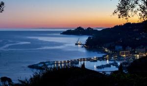 vista di una cassa d'acqua al tramonto di L'uliveto di Santa con piscina a Santa Margherita Ligure