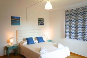 A bed or beds in a room at Apartamentos Vistalmar Mallorca