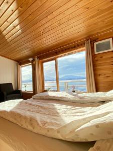 ein Schlafzimmer mit einem großen Bett und einem großen Fenster in der Unterkunft Bogen Hostel in Bogen