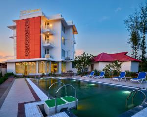 布莱尔港Zone Connect by The Park Port Blair的酒店楼前有游泳池