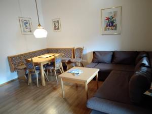 uma sala de estar com um sofá e uma mesa em ciao-aschau Grenzhub FeWo 312 Göke em Aschau