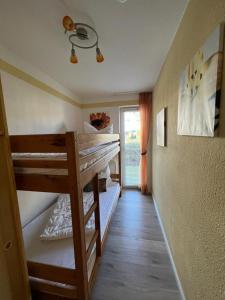 - un couloir avec 2 lits superposés dans une chambre dans l'établissement "Haus Sonnenschein - Whg 3" familiengerechte Wohnung mit 2 SZ und Terrasse in zentraler Lage, à Grömitz