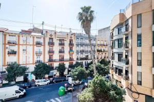 una vista aérea de una calle de la ciudad con edificios en 7P céntrico piso con encanto, en Valencia