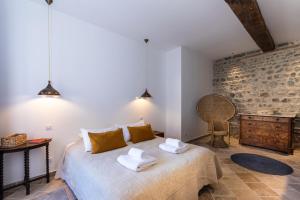 ein Schlafzimmer mit einem Bett mit Handtüchern darauf in der Unterkunft Château du Souzy in Quincié-en-Beaujolais