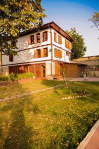 una gran casa blanca con un patio delante en mehmet efendi en Safranbolu