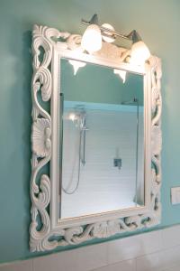 um espelho pendurado numa parede na casa de banho em Il Nido del Canterino em Perugia