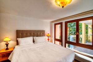 Кровать или кровати в номере Farmaki Residence, Plaka