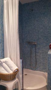 łazienka z prysznicem, toaletą i umywalką w obiekcie Seafront apartment with open-air heated pool w mieście Fuengirola