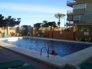 Basen w obiekcie Seafront apartment with open-air heated pool lub w pobliżu