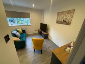 - un salon avec un canapé et une télévision dans l'établissement Modern Cosy 1 Bed Apartment near City Centre~Double Bed~Parking, à Manchester