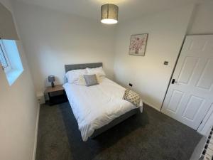 una camera con un letto e una porta bianca di Modern Cosy 1 Bed Apartment near City Centre~Double Bed~Parking a Manchester