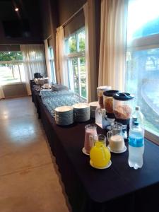 een lange tafel met borden en containers met voedsel erop bij Apart America in Santa Lucía