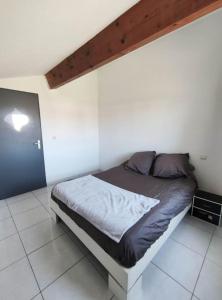 A bed or beds in a room at Au soleil, marcher vers la plage