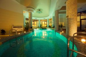 a large swimming pool in a building with a hotel at Denisa Boutique in Poiana Brasov