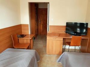 Een TV en/of entertainmentcenter bij Ośrodek Wczasowy Bursztyn
