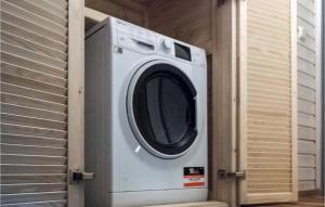 uma máquina de lavar roupa sentada dentro de uma casa em Ferienhaus 54 In Kirchheim em Kemmerode
