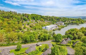 uma vista aérea de uma aldeia junto a um rio em Ferienhaus 54 In Kirchheim em Kemmerode