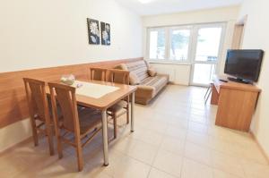 Een TV en/of entertainmentcenter bij Ośrodek Wczasowy Bursztyn
