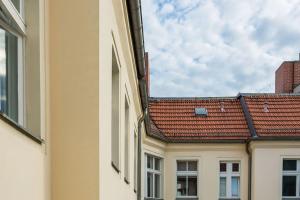 two buildings next to each other with roofs at Zentrale Altbauwohnung im Helmholtzkiez in Berlin