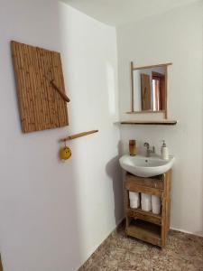 baño con lavabo y espejo en la pared en Sable beach surf camp taghazout en Taghazout