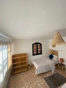 um quarto com uma cama grande e uma janela em Sable beach surf camp taghazout em Taghazout