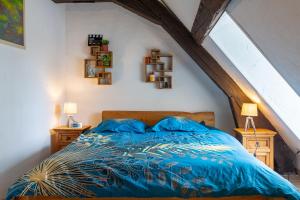 sypialnia z niebieskim łóżkiem i 2 szafkami nocnymi w obiekcie Le Grand St Aignan - Appt centre ville pour 2 w mieście Chartres +4 zdjęcia