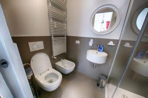 un piccolo bagno con un water e un lavandino di Baita Skianta 3 a Bormio Altre 46 foto