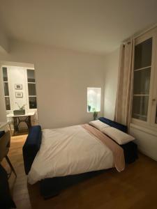 Posteľ alebo postele v izbe v ubytovaní APPARTEMENT PARIS - LOUVRE & RIVOLI