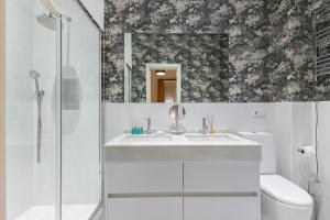 une salle de bain avec lavabo et douche dans l'établissement Ohliving Cathedral, à Séville 55 autres photos